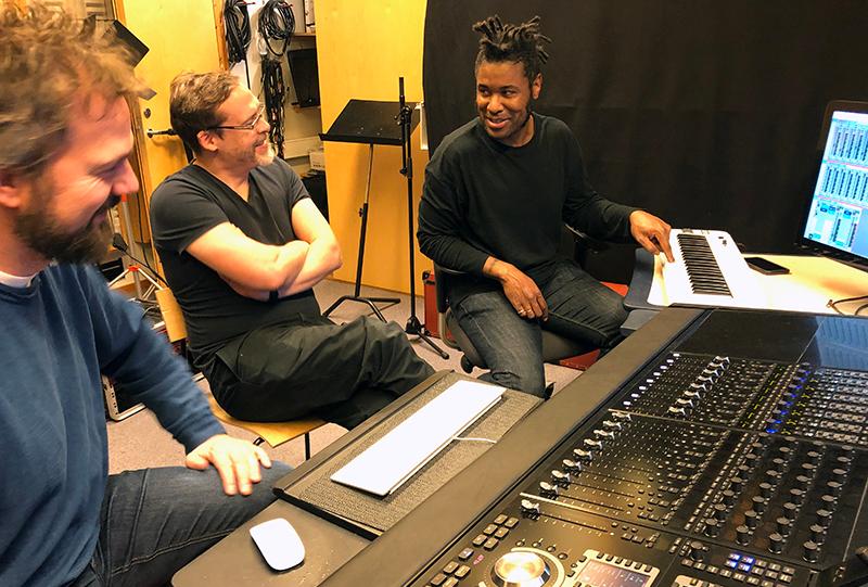 Gaute Barlindhaug (t.v.), Jon Marius Aareskjold-Drecker og Gabrial McNair i studio på Musikkonservatoriet. 